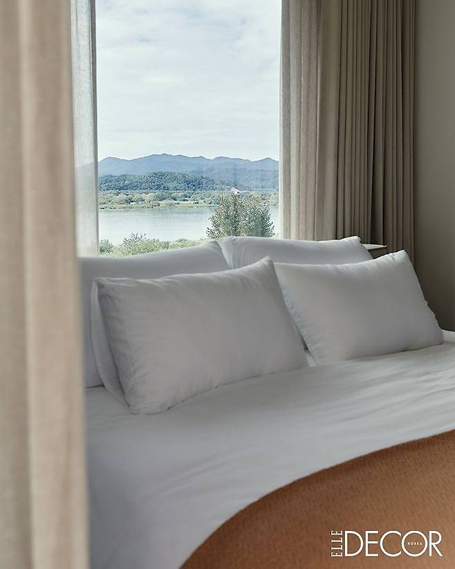3층의 침실 창가 너머로 남한강을 비롯한 푸른 풍경이 펼쳐진다.