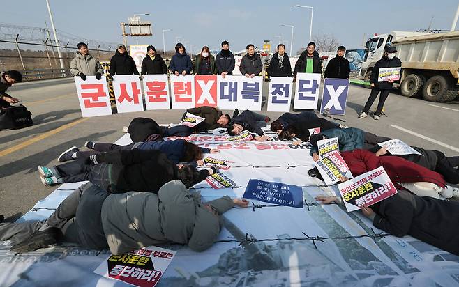 ‘평화와 연대를 위한 접경지역 주민, 종교, 시민사회 연석회의’ 회원 등이 2일 오전 경기도 파주시 통일대교 앞에서 ‘전쟁을 부르는 접경지역 군사훈련, 전단 살포 모두 중단하라!’ 기자회견을 마친 뒤 전쟁위기를 경고하는 행위극을 하고 있다. 신소영 기자 viator@hani.co.kr