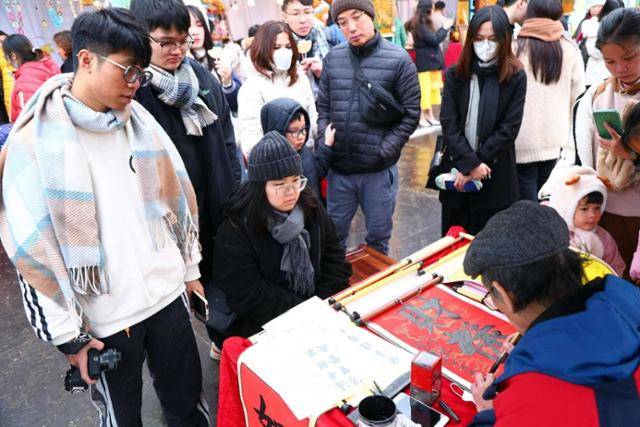 베트남 시민들이 지난달 27일 하노이에서 서예가로부터 새해 행운이 담긴 붓글씨를 받기 위해 기다리고 있다. 부를 뜻하는 ‘재록(財禄)’, 성공을 의미하는 ‘등과(登科)’, 무탈한 한 해를 기원하는 ‘안락(安樂)’이 단골 문구다. 하노이=허경주 특파원