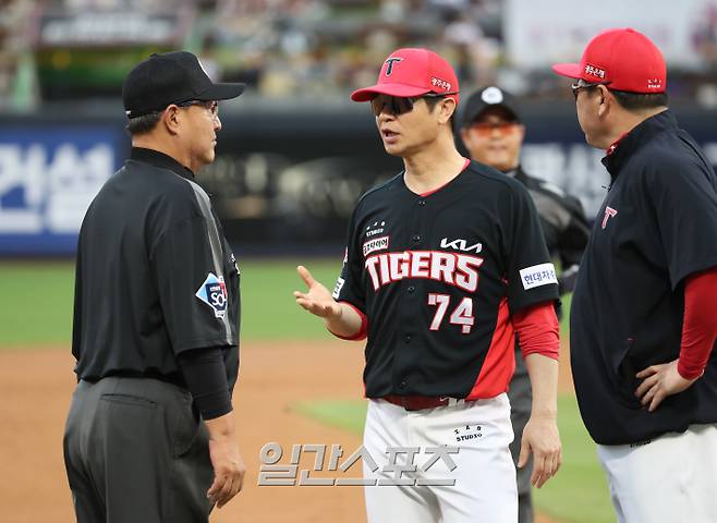 2023 KBO리그 KIA 타이거즈와 kt 위즈의 경기가 9일 오후 수원 kt위즈파크에서 열렸다. KIA 김종국감독이 경기 중 최수원 심판과 선발 산체스 관련 얘기를 하고 있다. 수원=정시종 기자 /2023.07.09.