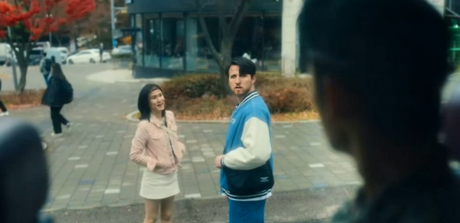 영국 축구선수 해리 케인(오른쪽)의 얼굴을 AI로 입힌 OTT 'D.P.' 속 인물. 커뮤니티 캡처