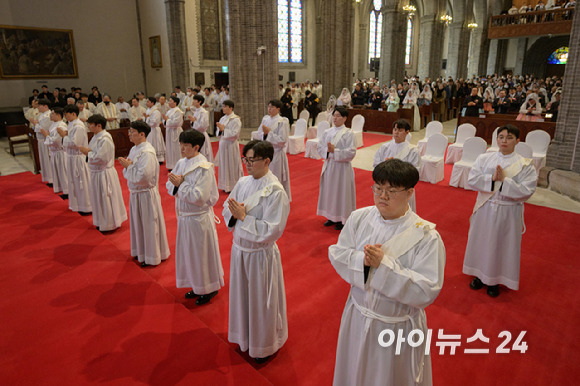 2일 서울 중구 명동대성당에서 '2024년 천주교 서울대교구 사제 서품식'이 거행되고 있다. [사진=사진공동취재단]