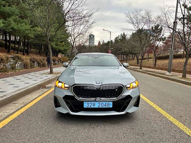 BMW i5 eDrive40 M 스포츠 프로 정면부 / 출처=IT동아