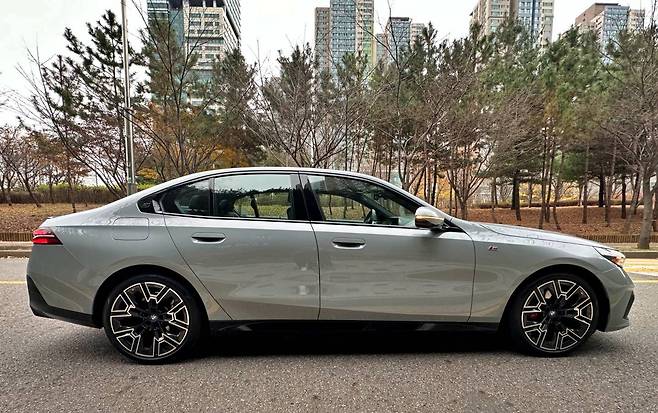 BMW i5 eDrive40 M 스포츠 프로 측면부 / 출처=IT동아