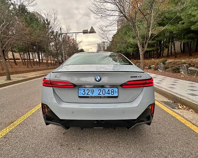 BMW i5 eDrive40 M 스포츠 프로 후면부 / 출처=IT동아