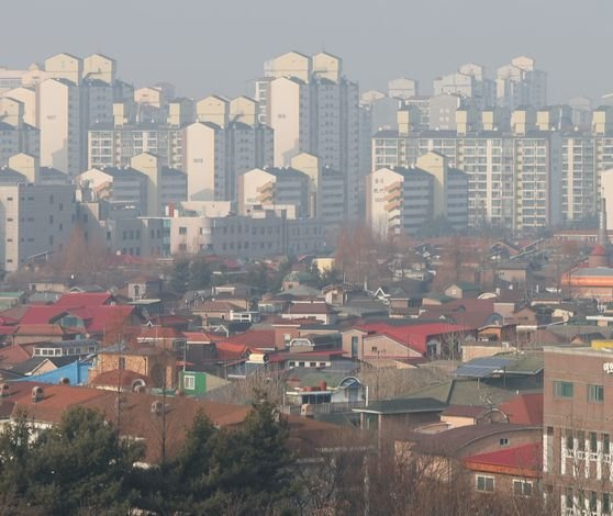 1일 경기도 고양시 일산신도시 일대 빌라와 고층 아파트 단지 모습. [연합뉴스]