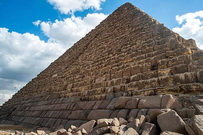 29일 카이로 서쪽의 기자 지역의 멘카우레 피라미드 하단부가 화강암으로 덮여 있다. AFP연합뉴스