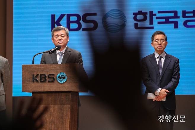 박민 KBS 신임 사장과 장한식 신임 보도본부장이 지난해 11월 14일 서울 영등포구 여의도 KBS아트홀에서 열린 대국민 기자회견에서 공영방송 신뢰도 추락에 대해 대국민 사과를 한 뒤 취재진 질문을 받고 있다. 성동훈 기자