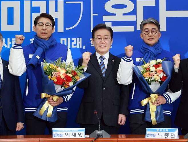 2일 오전 국회에서 열린 인재영입식에서 13호, 14호 영입인재로 이훈기 전 OBS 기자(왼쪽)와 노종면 전 YTN 기자가 영입됐다.