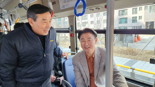 김동근 시장이 의정부01번 공공버스를 승차해 마을버스 준공영제 도입을 설명하고 있다. 김창학기자