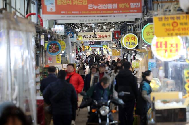 설 명절을 앞둔 1일 오후 서울의 한 전통시장에서 시민들이 장을 보고 있다. [사진 출처 = 연합뉴스]