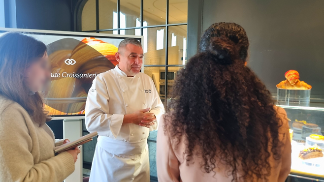 크루아상을 소개하고 있는 미카엘 로빈 소피텔 앰배서더 총주방장 / 사진=미카엘 로빈 소피텔 앰배서더 총주방장