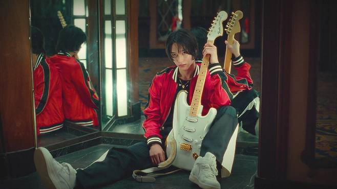 그룹 라이즈의 지난해 데뷔곡 '겟 어 기타' 뮤직비디오의 한 장면. 멤버 원빈이 기타를 쥐고 노래하고 있다.   SM엔터테인먼트