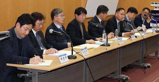 2일 서울대에서 열린 2024 경제학 공동학술대회 '한국의 부채 문제' 세션에서 참석자들이 토론하고 있다. 왼쪽부터 황순주 한국개발연구원 연구위원, 신용상 한국금융연구원 선임연구위원, 김홍기 한남대 교수, 신관호 고려대 교수, 류덕현 중앙대 교수, 조봉현 IBK경제연구소 선임연구위원, 노영우 매일경제 국제경제전문기자, 장정수 한국은행 금융안정국장. 이충우 기자