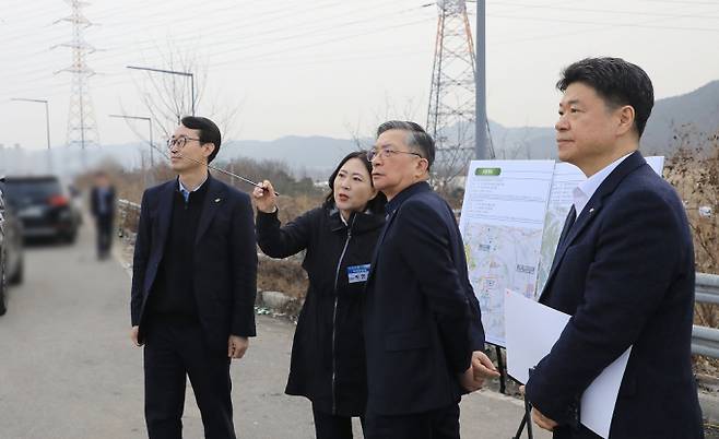 이한준(오른쪽 두 번째) LH 사장이 용인 국가산단 조성 예정 부지를 찾아 현장을 살폈다. /사진=LH