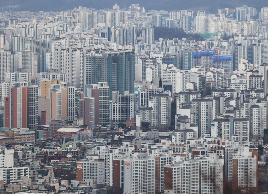 1월 21일 서울 중구 남산에서 도심 아파트의 모습. 뉴시스