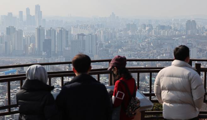 서울 남산에서 바라본 아파트 단지 모습.[연합]