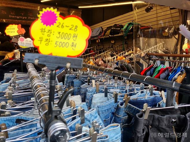 빈대 공포가 들끓었던 지난해 11월께 직격탄을 맞았던 동대문 동묘 구제시장이 살아났다. 방학을 맞은 고등학생, 대학생 젊은층 쇼핑객이 평일 오후에 삼삼오오 쇼핑을 하고 있었다.[이민경 기자]