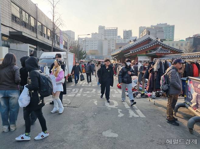 빈대 공포가 들끓었던 지난해 11월께 직격탄을 맞았던 동대문 동묘 구제시장이 살아났다. 방학을 맞은 고등학생, 대학생 젊은층 쇼핑객이 평일 오후에 삼삼오오 쇼핑을 하고 있었다. 이민경 기자