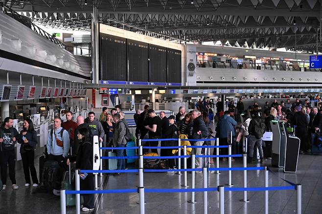 1일(현지시간) 독일 프랑크푸르트 공항에서 공항 보안직원들의 전국적인 파업으로 항공편이 취소되거나 지연됨에 따라 승객들이 재예약을 위해 줄을 서 있다. [AFP]