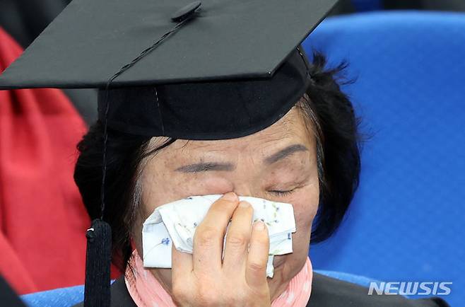 [부산=뉴시스] 하경민 기자 = 2일 부산 사하구 은항교회에서 열린 부산 부경보건고등학교와 병설 부경중학교 졸업식에 참석한 만학도 졸업생들이 눈물을 닦고 있다. 이날 졸업식에는 배움의 끈을 놓쳤던 40~80대 늦깎이 중·고교생 418명(중학교 21회 202명, 고등학교 22회 216명)이 꿈에 그리던 졸업장을 품에 안았다. 2024.02.02. yulnetphoto@newsis.com