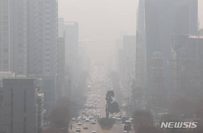 [서울=뉴시스] 김명년 기자 = 서울에 초미세먼지 주의보가 발령된  지난1일 오전 서울 서초구 서초역 반포대로 일대가 뿌옇다. 2024.02.01. kmn@newsis.com