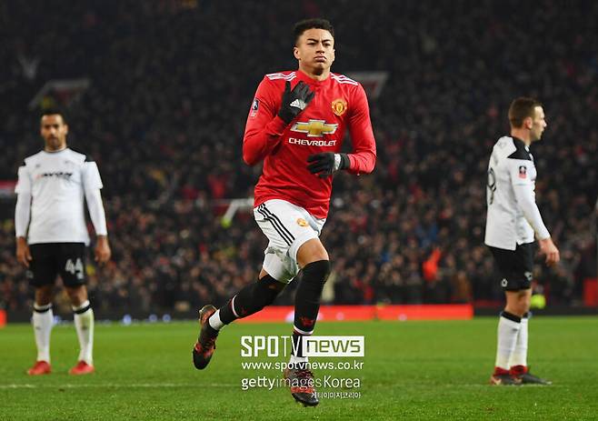 ▲ 영국 매체 ‘스카이스포츠’는 2일(한국시간) “제시 린가드가 FC서울 이적을 눈앞에 뒀다. 계약 기간은 2년이며 1년 추가 옵션이 있다. 또한 이미 린가드의 이적은 구두로 합의됐으며, 며칠 안에 한국에 갈 것이다. 계약은 한국에서 완료할 예정”이라 전했다. 또한 매체에 따르면 린가드는 튀르키예와 사우디아라비아 팀의 관심을 받은 것으로 알려졌다. 하지만 린가드 본인이 FC서울 이적을 선택하며 한국행을 앞두고 있다.