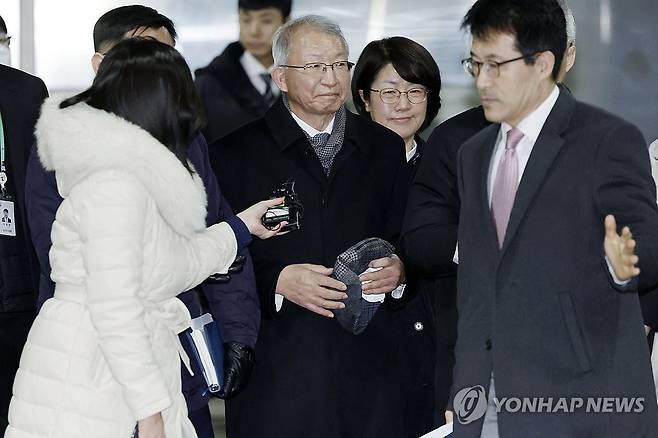 '사법농단' 양승태, 5년 만의 선고 결과 '무죄' (서울=연합뉴스) 류영석 기자 = 이른바 '사법농단' 재판 1심에서 무죄를 선고받은 양승태 전 대법원장이 26일 오후 서울 서초구 서울중앙지법을 나서고 있다. 2024.1.26 [공동취재] ondol@yna.co.kr