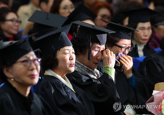 평생을 기다렸던 졸업식 (부산=연합뉴스) 손형주 기자 = 2일 부산 사하구 은항교회에서 열린 부경보건중고교 졸업식에서 늦깎이 졸업생들이 눈물을 흘리고 있다. 2024.2.2 2024.2.2 handbrother@yna.co.kr