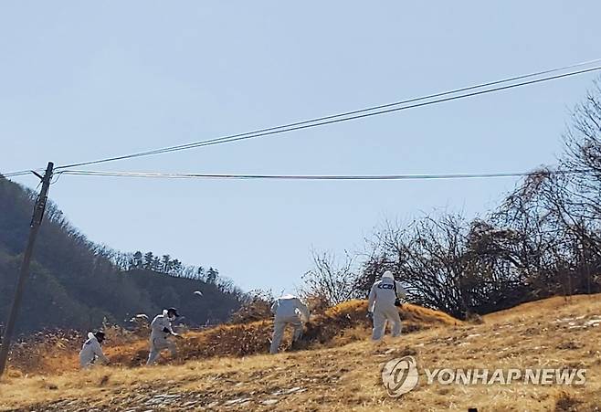 경북경찰, 이재명 대표 부모 묘지 훼손 현장 감식 (봉화=연합뉴스) 김선형 기자 = 경북경찰청 전담수사팀이 13일 오후 경북 봉화군 명호면 관창리 소재 더불어민주당 이재명 대표 부모 묘지에서 감식을 벌이고 있다. 2023.3.13 sunhyung@yna.co.kr