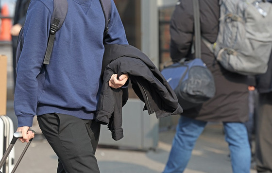 평년보다 높은 포근한 날씨를 보인 2일 오후 서울역 인근에서 한 시민이 겉옷을 벗은 채로 걸어가고 있다. 〈사진=연합뉴스〉