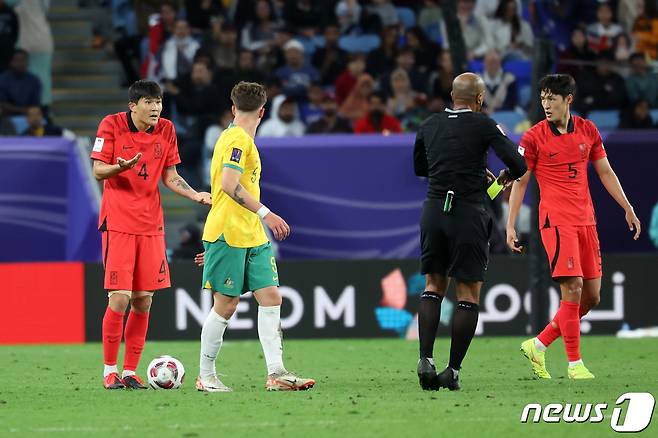 대한민국 김민재가2일(현지시간) 카타르 알와크라 알자누브 스타디움에서 열린 2023 아시아축구연맹(AFC) 카타르 아시안컵 8강전 호주와 대한민국의 경기에서 옐로 카드를 받고 있다. 2024.2.3/뉴스1 ⓒ News1 김성진 기자