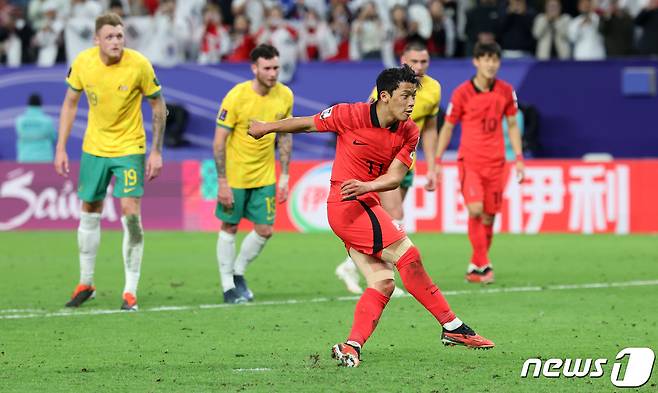 대한민국 황희찬이 2일(현지시간) 카타르 알와크라 알자누브 스타디움에서 열린 2023 아시아축구연맹(AFC) 카타르 아시안컵 8강전 호주와 대한민국의 경기에서 페널티킥으로 동점을 만들고 있다. 2024.2.3/뉴스1 ⓒ News1 김성진 기자