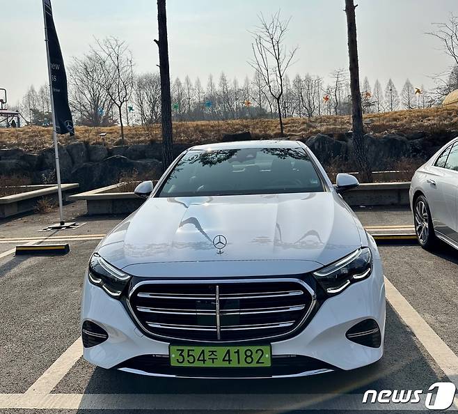 메르세데스-벤츠 코리아가 지난달 출시한 비즈니스 세단 11세대 완전변경 E클래스.ⓒ 뉴스1 이동희 기자