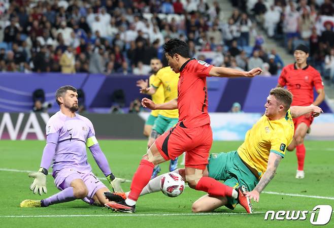 대한민국 황희찬이 2일(현지시간) 카타르 알와크라 알자누브 스타디움에서 열린 2023 아시아축구연맹(AFC) 카타르 아시안컵 8강전 호주와 대한민국의 경기에서 슈팅을 하고 있다. 2024.2.3/뉴스1 ⓒ News1 김성진 기자