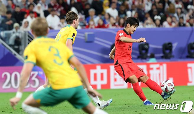 대한민국 이강인이 2일(현지시간) 카타르 알와크라 알자누브 스타디움에서 열린 2023 아시아축구연맹(AFC) 카타르 아시안컵 8강전 호주와 대한민국의 경기에서 크로스를 올리고 있다. 2024.2.3/뉴스1 ⓒ News1 김성진 기자