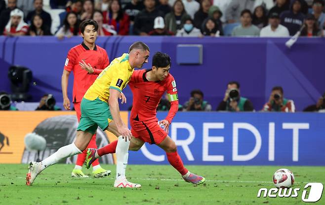 대한민국 손흥민이 2일(현지시간) 카타르 알와크라 알자누브 스타디움에서 열린 2023 아시아축구연맹(AFC) 카타르 아시안컵 8강전 호주와 대한민국의 경기에서 페널티킥을 얻어내고 있다. 2024.2.3/뉴스1 ⓒ News1 김성진 기자