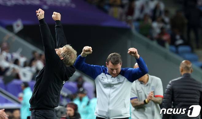 대한민국 위르겐 클린스만 감독이 2일(현지시간) 카타르 알와크라 알자누브 스타디움에서 열린 2023 아시아축구연맹(AFC) 카타르 아시안컵 8강전 호주와 대한민국의 경기, 연장 승부 끝에 2-1로 승리를 거두며 4강에 진출한 후 기뻐하고 있다. 2024.2.3/뉴스1 ⓒ News1 김성진 기자