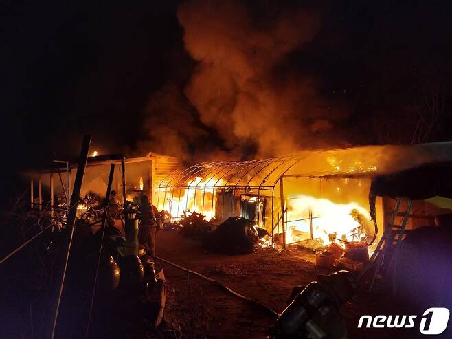 지난 2일 오후 8시43분께 경남 하동군 북천면 한 농막에서 화재가 발생했다.(경남소방본부 제공)