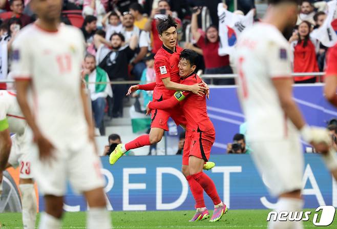 대한민국 축구대표팀 황인범이 20일(현지시간) 카타르 도하 알투마마 스타디움에서 열린 2023 아시아축구연맹(AFC) 카타르 아시안컵 조별리그 E조 조별리그 2차전 요르단과 대한민국의 경기에서 후반 추가시간 극적인 동점골을 기록한 후 손흥민과 포옹하고 있다. 2024.1.20/뉴스1 ⓒ News1 김성진 기자