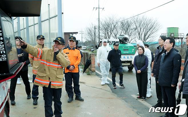 김영록 전라남도지사가 3일 오후 축사 화재로 피해를 입은 영암군 시종면 봉소리 축산농가를 방문, 소방관계자로부터 화재 발생 현황에 대해 설명을 듣고 있다.(전남도 제공) 2024.2.3/뉴스1