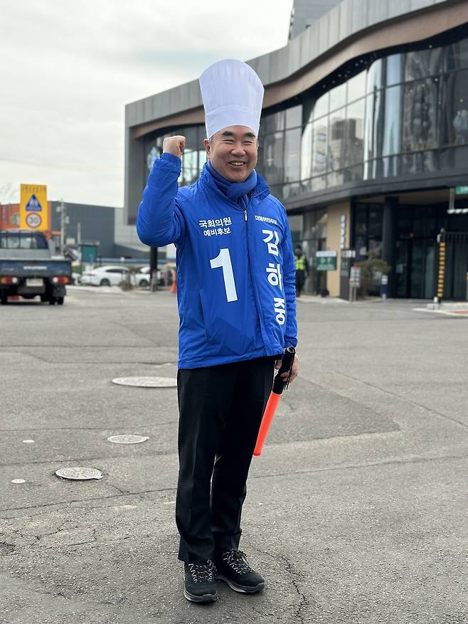 더불어민주당 김하중 화성을 예비후보(63)가 주말을 맞아 제빵 모자를 쓰고 교통봉사에 나서 눈길을 끌었다.(김하중 예비후보 제공)/