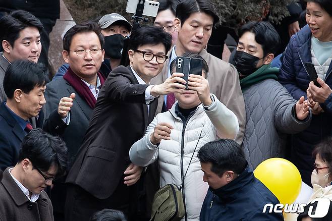 한동훈 국민의힘 비상대책위원장이 3일 경기 김포시 라베니체 광장에서 열린 수도권광역급행철도(GTX) D 노선안 환영 및 조기개통 촉구 시민대회에 참석해 시민들과 기념 촬영을 하고 있다. 2024.2.3/뉴스1 ⓒ News1 유승관 기자