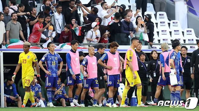 일본 선수들이 3일(현지시간) 카타르 알라이얀 에듀케이션 시티 스타디움에서 열린 2023 아시아축구연맹(AFC) 카타르 아시안컵 8강전 이란과 일본의 경기에서 1-2로 패배한 후 아쉬워하고 있다. 2024.2.3/뉴스1 ⓒ News1 김성진 기자