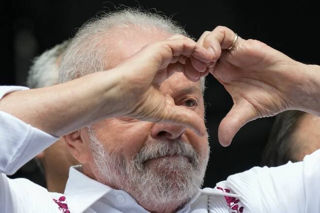 재선에 성공한 브라질의 루이스 이나시우 룰라 다 시우바 대통령이 지난해 5월 지지자들에게 손하트를 그리고 있습니다. 상파울루=AP 뉴시스