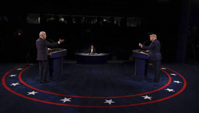 2020년 대선 후보 토론에서 도널드 트럼프 후보(오른쪽)와 조 바이든 후보(왼쪽). 백악관 홈페이지