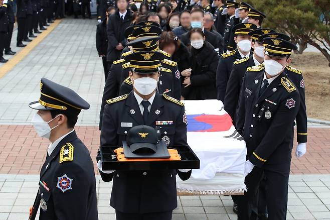 경북 문경시 육가공품 제조공장 화재 현장에서 순직한 고(故) 김수광 소방장과 박수훈 소방교의 영결식이 3일 오전 경북도청 동락관에서 엄수됐다. 순직 소방관들의 운구행렬이 영결식장을 떠나고 있다. 2024.2.3. 뉴스1