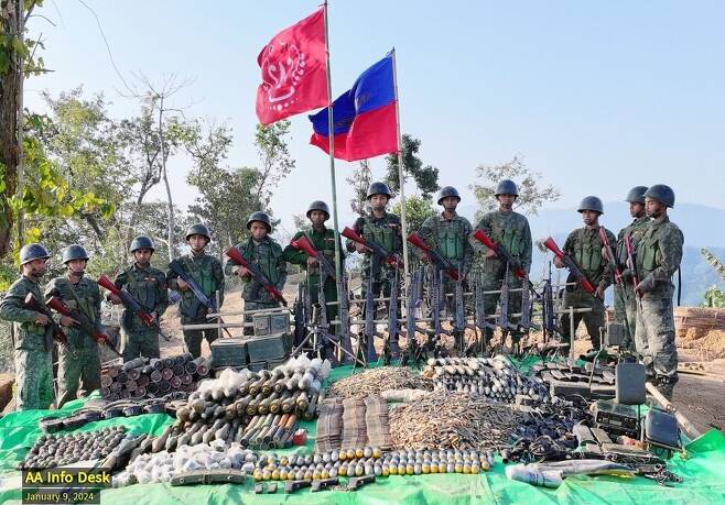 미얀마 쿠데타군에 맞서 무장투쟁을 벌이는 소수민족무장단체 중 하나인 아라칸군(AA)이 지난달 6일 북서부 친주에서 미얀마군 제308 경보병 대대를 점령했다. 미얀마 독립언론 ‘이라와디’ 제공
