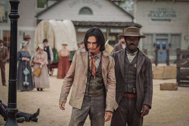 배스 리브스는 범법자였던 빌리 크로를 부관으로 채용하게 된다. 흑인보안관과 미국 원주민 부관은 비주류라는 공통점을 바탕으로 우정을 나눈다. 파라마운트플러스 제공