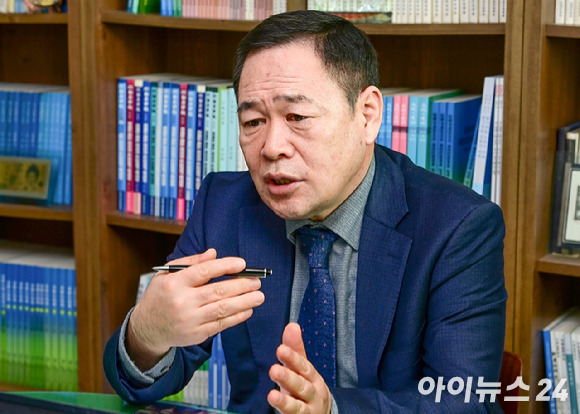 서진형 한국부동산경영학회장이 30일 인천시 계양구 경인여자대학교에서 아이뉴스24와의 인터뷰를 하고 있다. [사진=곽영래 기자]